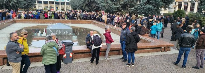 Presidio in piazza mentre si riapre la partita giudiziaria, alla vigilia dell’annunciato abbattimento dei dieci cedri di piazza Europa Presidio in piazza mentre si riapre la partita giudiziaria, alla vigilia dell’annunciato abbattimento dei dieci cedri di piazza Europa