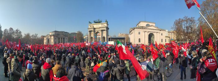 Sciopero generale di Cgil e Uil: in 350 da Cuneo a Milano "contro la manovra finanziaria" Sciopero generale di Cgil e Uil: in 350 da Cuneo a Milano "contro la manovra finanziaria"