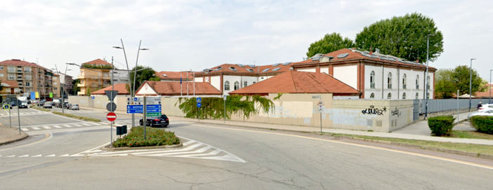 Nel tratto iniziale di corso Europa il muro che costeggia l'ex caserma Govone Nel tratto iniziale di corso Europa il muro che costeggia l'ex caserma Govone