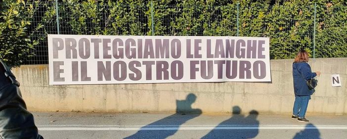 Uno dei cartelloni comparsi nella manifestazione dello scorso weekend Uno dei cartelloni comparsi nella manifestazione dello scorso weekend