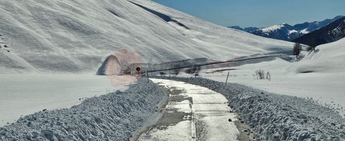 In corso le operazioni di pulizia della strada