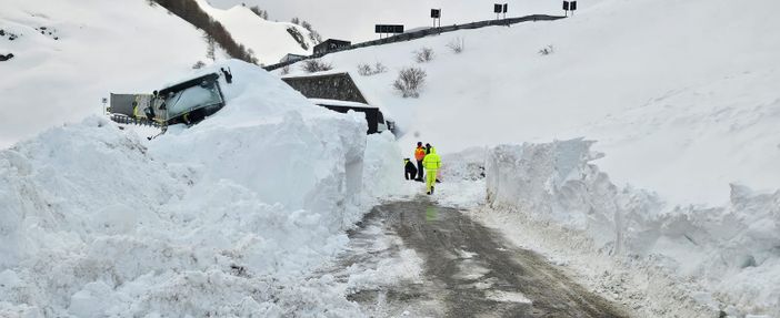 Colle della Maddalena, proseguono le operazioni di sgombero neve e rimozione dei mezzi bloccati [FOTO]