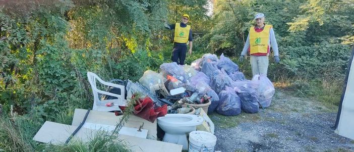 Legambiente ripulisce il Ponte Carlo Alberto di Pollenzo: raccolti 25 sacchi di rifiuti, un bidet e i resti di un furgone nel Tanaro