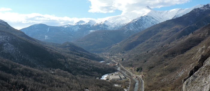 L'alta valle dalla torre di Brachi, sullo sfondo il Pizzo di Ormea innevato L'alta valle dalla torre di Brachi, sullo sfondo il Pizzo di Ormea innevato