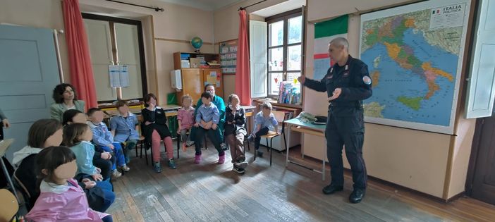 I militari alla scuola dell'infanzia di Prazzo