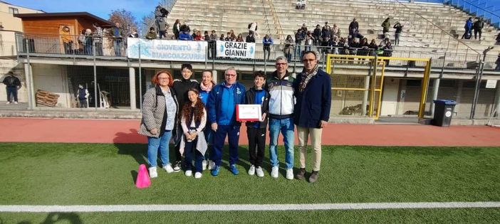 Alba e Guarene ringraziano con una targa Gianni Spinosa, l’allenatore che salvò la vita al giovane Gabriele