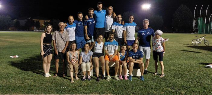 Lo staff dell'Atl. Fossano '75 e la famiglia di Silvestro (foto fidal piemonte)
