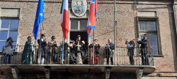 La proclamazione della Castellana 2025 Jessica Perruccio al balcone del municipio