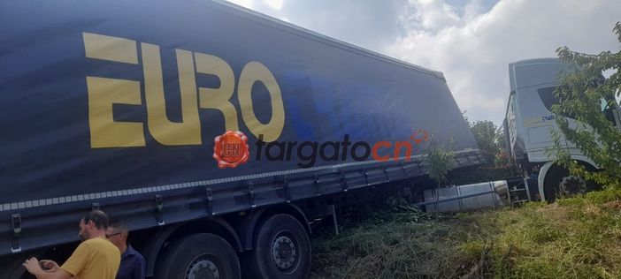 Il navigatore sbaglia a dare l'indirizzo: tir si intraversa in una frazione di Vezza d'Alba