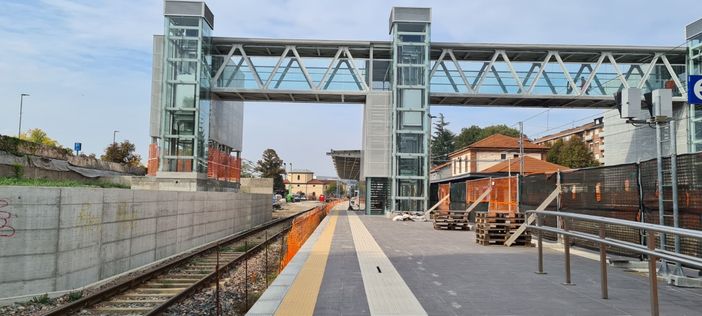 Alba, dopo anni di attesa apre la passerella sopraelevata tra la stazione ferroviaria e corso Banskà Bystrica Alba, dopo anni di attesa apre la passerella sopraelevata tra la stazione ferroviaria e corso Banskà Bystrica