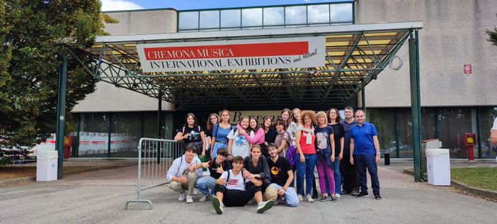 Gli allievi dell'Istituto Musicale Da Vinci di Alba in visita al festival di Cremona Gli allievi dell'Istituto Musicale Da Vinci di Alba in visita al festival di Cremona