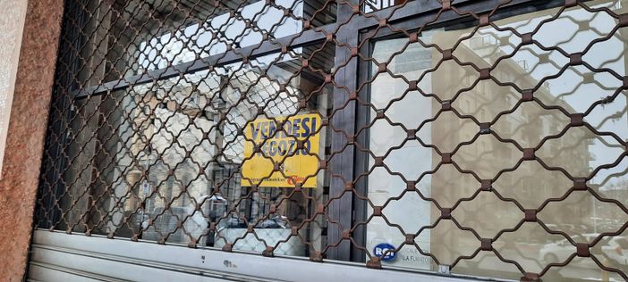 Sempre più saracinesche abbassate in Italia e in Granda: dito puntato contro i colossi dell’e-commerce Sempre più saracinesche abbassate in Italia e in Granda: dito puntato contro i colossi dell’e-commerce