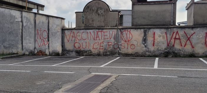 Le scritte no vax al cimitero di frazione Spinetta di Cuneo
