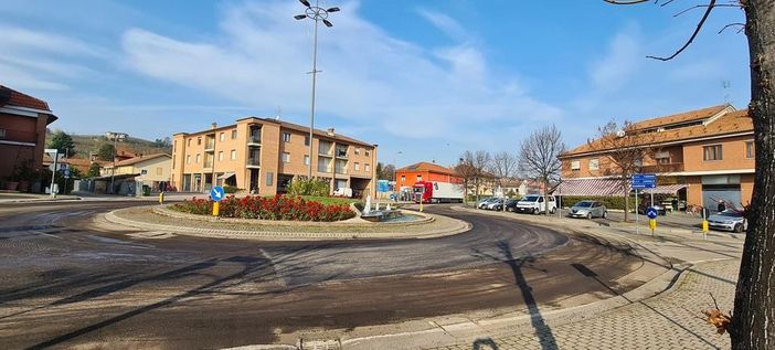 Nella foto i lavori di asfaltatura in corso in questi giorni lungo la Strada Regionale 29 a Mussotto, all'incrocio con la Provinciale per Guarene