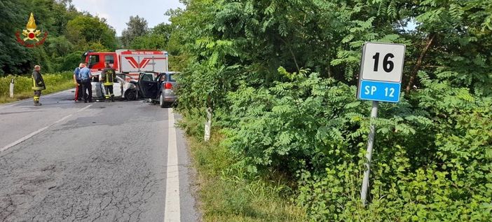 Incidente sulla Fondovalle a Carrù, auto in fiamme: un deceduto e due feriti