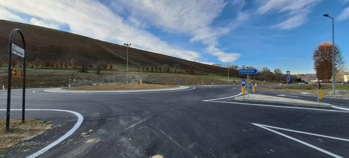 Aperta al transito la nuova rotatoria in località Patarrone a Vezza d’Alba Aperta al transito la nuova rotatoria in località Patarrone a Vezza d’Alba