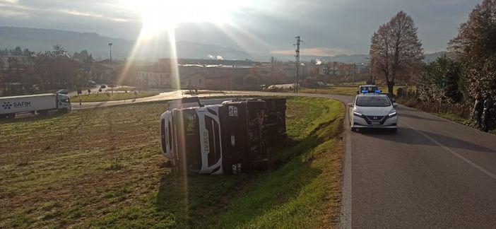 Mezzo pesante fuori strada sulla provinciale 661 a Cherasco