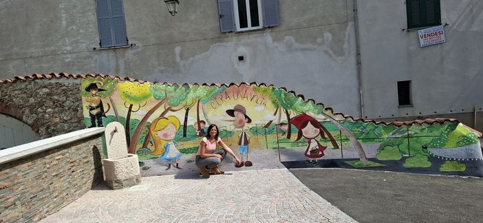 Il sindaco Laura Canavese con il muro delle fiabe