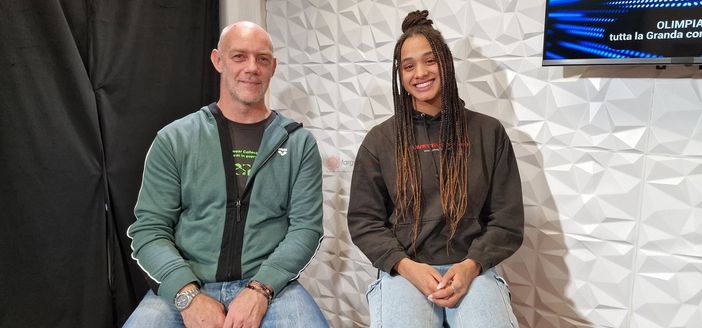 Le treccine, un paio di calzini e la medaglietta dell'Africa: le piccole scaramanzie di Sara Curtis, fenomeno del nuoto [VIDEO]