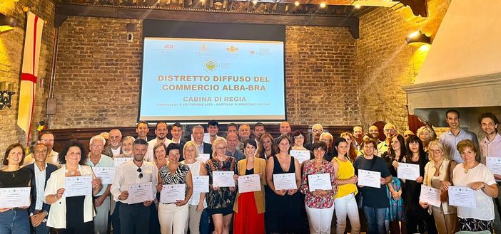 La cabina di regia del Distretto Diffuso del Commercio Alba-Bra riunita a Grinzane nel 2023