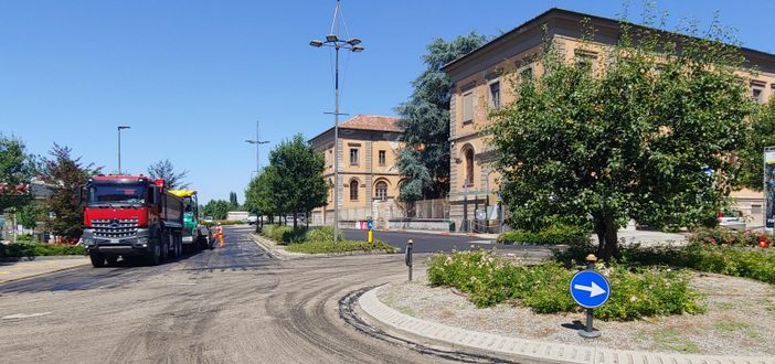 Operai al lavoro ieri in piazza Garibaldi Operai al lavoro ieri in piazza Garibaldi