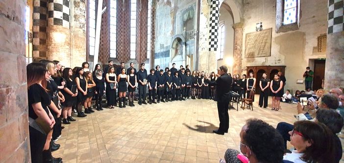 Nella foto il Coro del Triennio del Liceo Musicale “da Vinci” di Alba diretto da Sergio Daniele (foto di repertorio)
