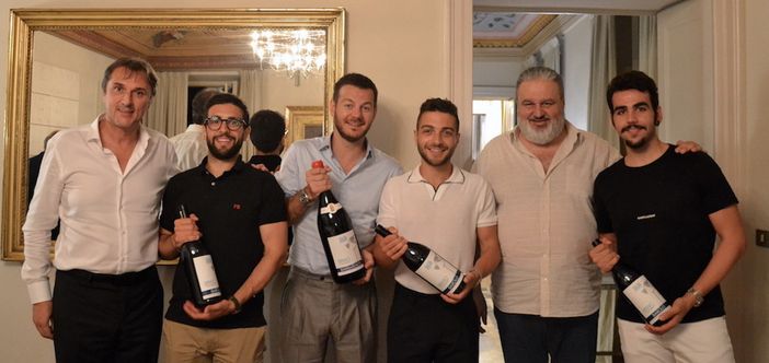 Alessandro Cattelan e Il Volo posano insieme a Matteo Ascheri e Andrea Ferrero, rispettivamente presidente e direttore del Consorzio Barolo Barbaresco