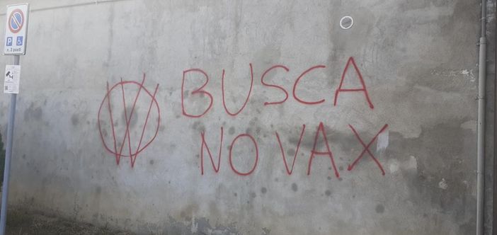 "I vaccini uccidono": scritte no-vax sul muro del cimitero di Busca