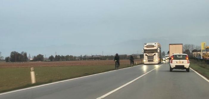 I “migranti della frutta” percorrono le strade diretti verso campi e aziende: un tragitto spesso rischioso tra auto e mezzi pesanti