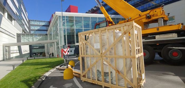 Le operazioni di scarico dell'ingombrante e delicato macchinario arrivato ieri a Verduno direttamente dalla Canon