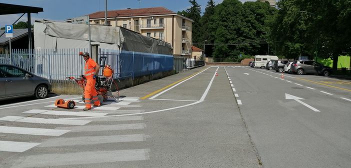 In foto gli interventi di verniciatura delle strisce pedonali in piazza Piacenza a Racconigi