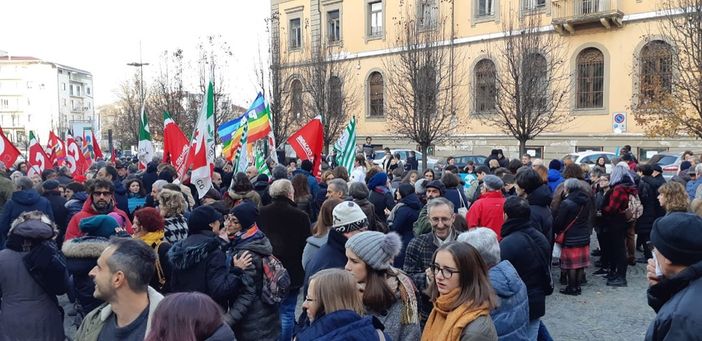 Un momento della manifestazione albese – lo scorso 22 dicembre – contro il decreto sicurezza