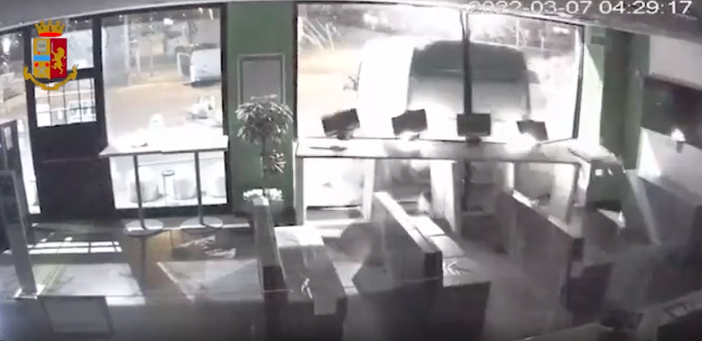 La vetrina di una sala slot sfondata dal furgone La vetrina di una sala slot sfondata dal furgone