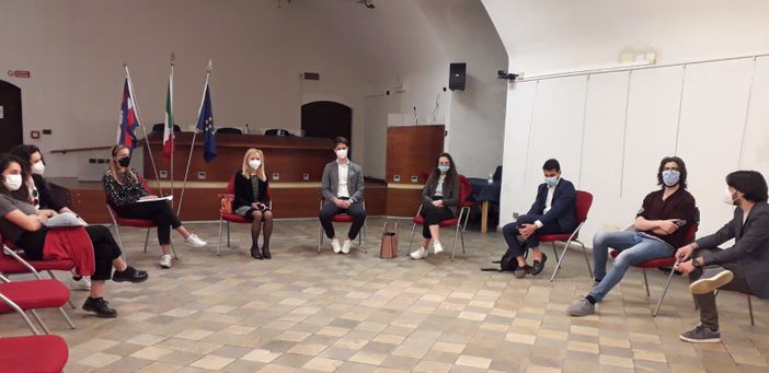 Tavolo di confronto fra le consulte giovanili delle "sette sorelle" a Fossano Tavolo di confronto fra le consulte giovanili delle "sette sorelle" a Fossano