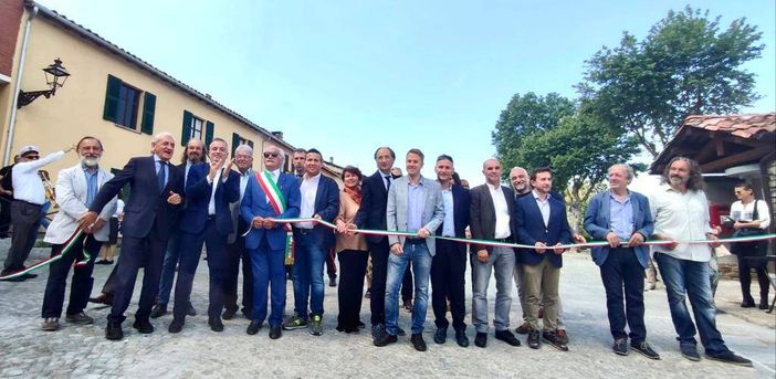 A Paroldo cittadini ed autorità, per l’inaugurazione della piazza principale del paese