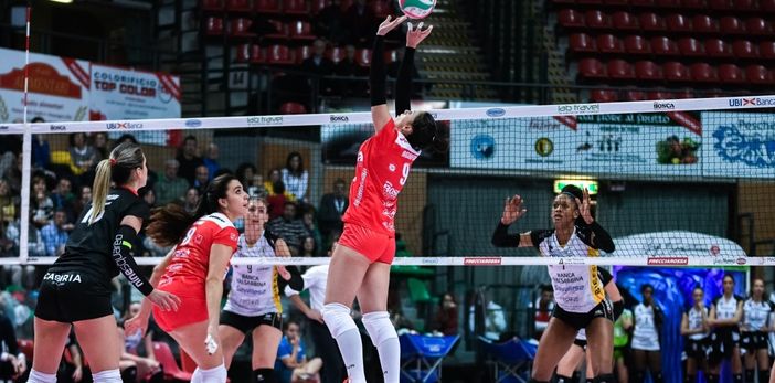 Beatrice Agrifoglio in azione con la maglia biancorossa