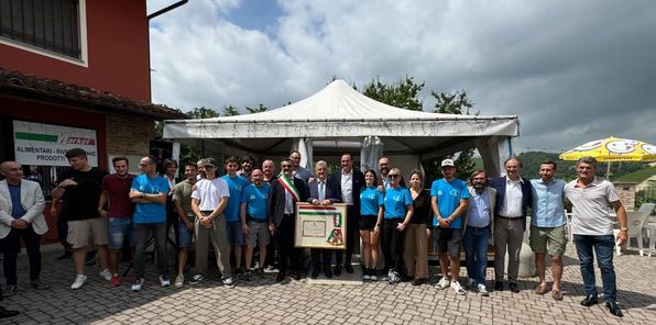 Il sindaco di Sinio Enzo Capra consegna all'ex primo cittadino Sergio Seghesio un quadro contenente la sua fascia di sindaco e una pergamena con una speciale dedica