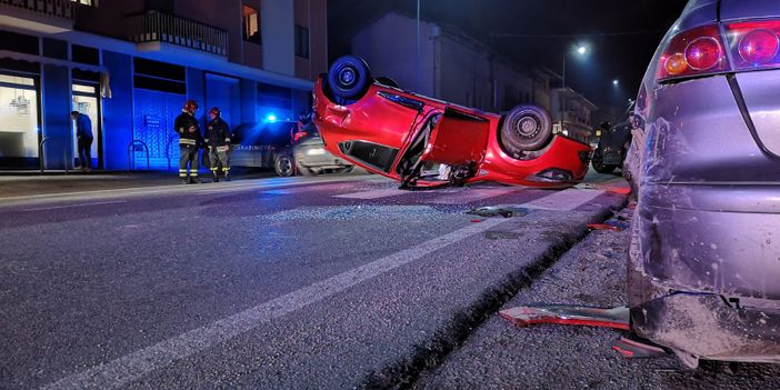 Auto cappottata a Costigliole Saluzzo: due donne ferite e altre due vetture coinvolte Auto cappottata a Costigliole Saluzzo: due donne ferite e altre due vetture coinvolte
