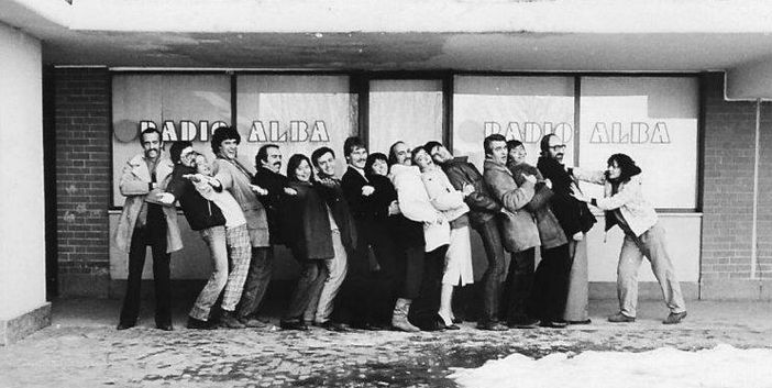 Un'immagine degli inizi: Alberto Levi (primo a sinistra) e il gruppo di collaboratori della neonata emittente albese