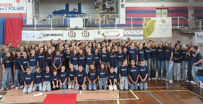 Foto di gruppo con la prima squadra del Mondovì Volley e con il settore giovanile MonVi Foto di gruppo con la prima squadra del Mondovì Volley e con il settore giovanile MonVi