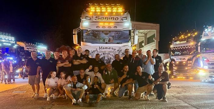 Trombe e luci: 50 camion in festa in memoria di Cristiano Giordanengo, morto in un incidente a Margarita dopo un malore lo scorso febbraio