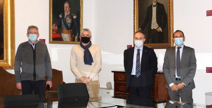 Un momento dell’incontro: da sinistra, l’assessore albese al Commercio Marco Marcarino, il sindaco di Alba Carlo Bo, il referente del Comitato di corso Italia Enrico Garino, il responsabile Marketing del Territorio A.C.A. Marco Scuderi (ph. G.Divino) Un momento dell’incontro: da sinistra, l’assessore albese al Commercio Marco Marcarino, il sindaco di Alba Carlo Bo, il referente del Comitato di corso Italia Enrico Garino, il responsabile Marketing del Territorio A.C.A. Marco Scuderi (ph. G.Divino)