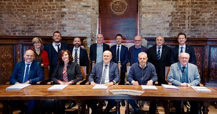 Nella foto, seduti, da sinistra: Giulio Giletta direttore Ascom Savigliano, Silvia Anselmo vice direttore ACA, Luigi Barbero presidente Symed, Luciano Cane Amministratore delegato Symed, Camillo Scimone responsabile attività sanitaria Symed, In piedi, Luisa Mazzuccato di Ascom Bra, Federico Borsotto responsabile operativo e commerciale Symed, Paolo Germiniasi direttore Ascom Fossano, Giancarlo Fruttero presidente Ascom Fossano, Fabrizio Pace direttore ACA, Giacomo Badellino presidente Ascom Bra, Agostino Gribaudo presidente Ascom Savigliano, Stefano Bori consulente tecnico commerciale Symed.