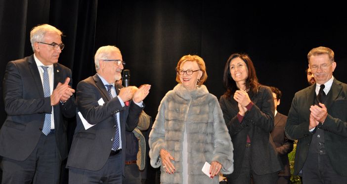 Maria Franca Ferrero si appresta a premiare gli allievi del 7° Master di Scienze e Tecnologie Alimentari per la Nutrizione Umana"