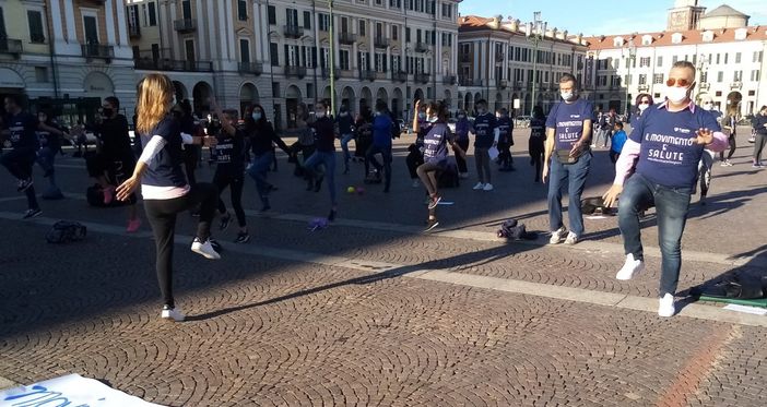 Cuneo, gli sportivi manifestano in piazza Galimberti: "Il movimento è salute" (VIDEO)