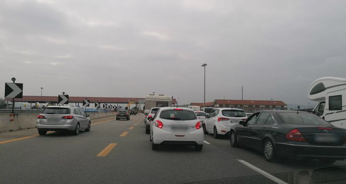 Code al casello di Govone