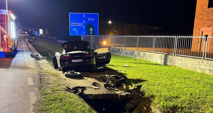 Auto fuori strada nella notte a Sanfrè