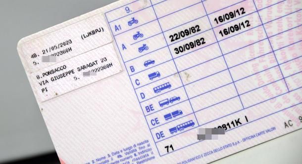 Guarene, viaggiava con una patente contraffatta: nei guai pregiudicato "pizzicato" dalla polizia Locale Guarene, viaggiava con una patente contraffatta: nei guai pregiudicato "pizzicato" dalla polizia Locale