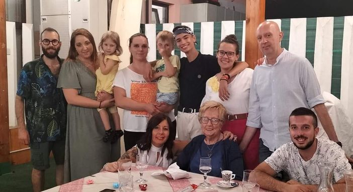 Nella foto la nonna braidese Luciana Rizzotti, 85 anni lo scorso 13 luglio festeggiata dalla famiglia, nipoti e pronipoti