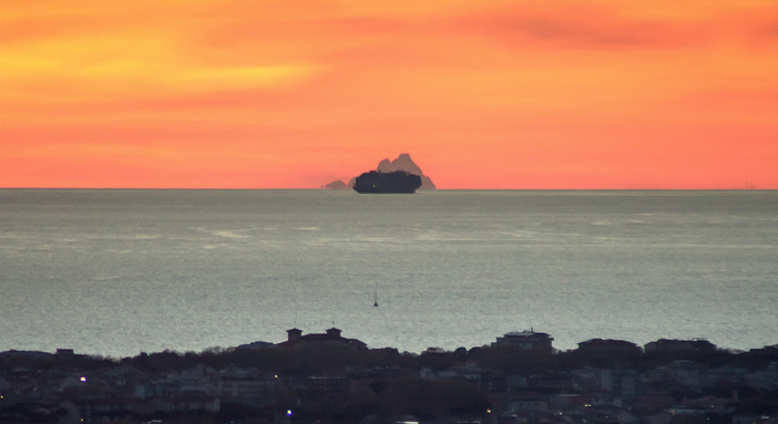 Una nave da crociera 'parcheggiata' davanti al Monviso. Nuovo scatto impossibile dalla Toscana